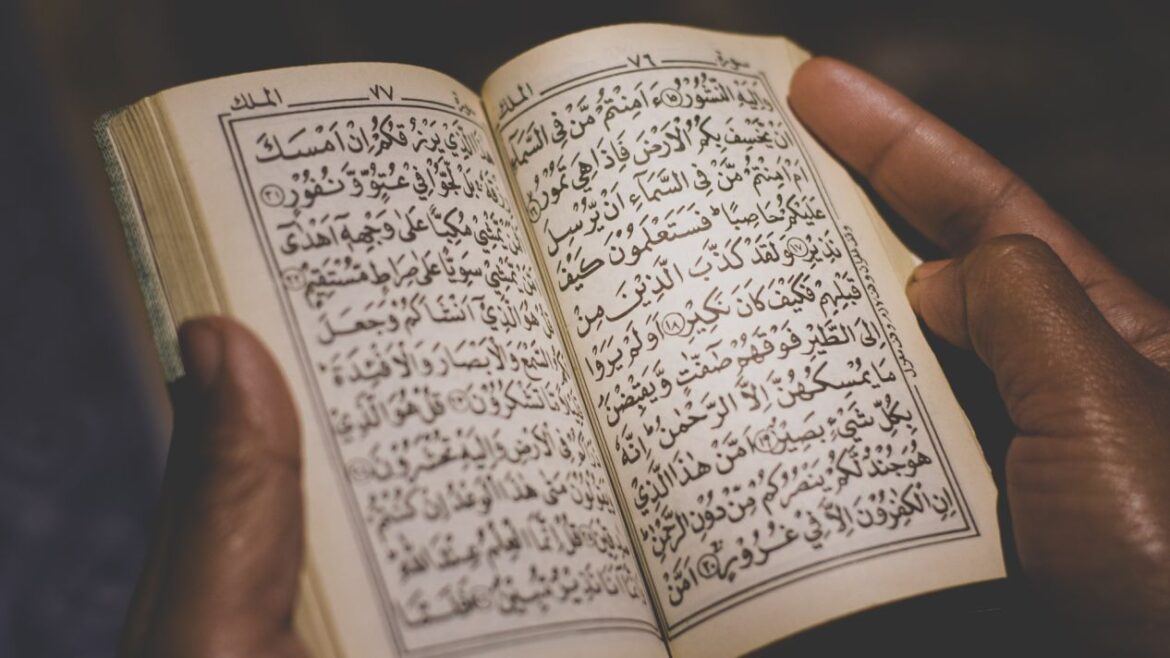 [Nafsiyah] Menuhankan Manusia dan “Memanusiakan” Tuhan