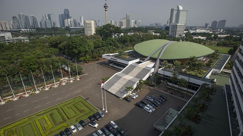 Paradoks Gedung DPR, di Luar Demonstrasi, di Dalam Khidmat Bernyanyi