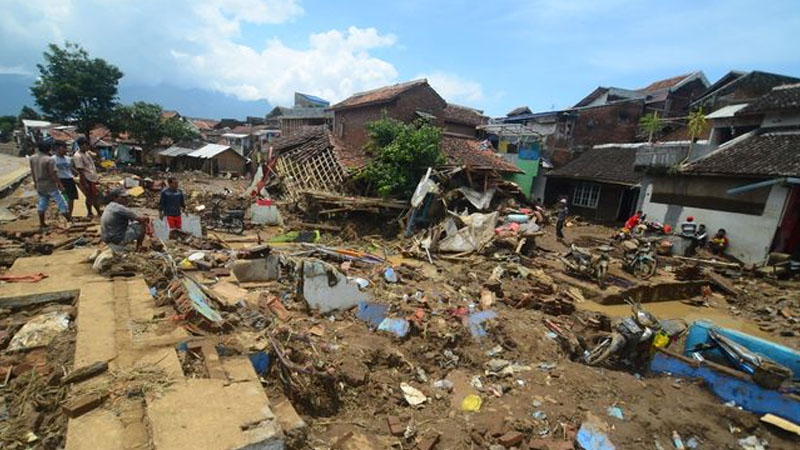 [Editorial] Indonesia Dikepung Bencana, Sistem Kepemimpinan Islam Solusinya