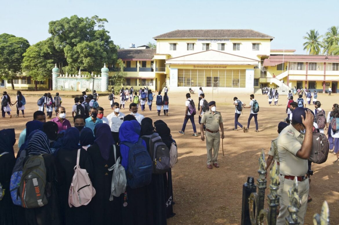 [Kabar] Larangan Berhijab bagi Siswi Muslimah di India, Persoalan Konflik Global