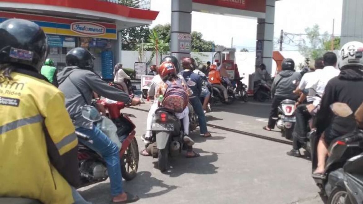 Antrean BBM di Sulawesi, Negara Menyusahkan Rakyat?