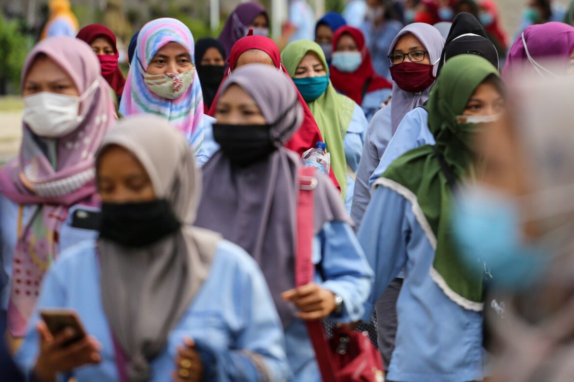 [Editorial] Nasib Buruh di Tengah Krisis Global